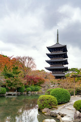 Fototapeta premium 古都京都 東寺の秋景色