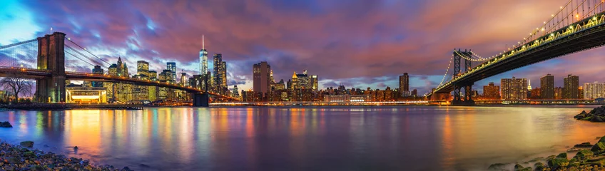Behangcirkel Brooklyn bridge en Manhattan bridge na zonsondergang, New York City © sborisov