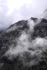Fototapeta na wymiar Nebel verdeckt Berggipfel