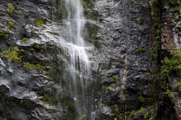 Fototapeta na wymiar Wasserfall an schwarzer Wand