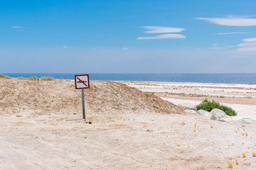 Fototapeta na wymiar No cars allowed sign at a tranquil beach in California