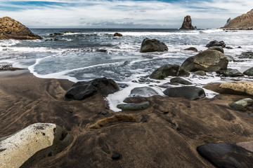 Obraz premium Large rocks in the surf