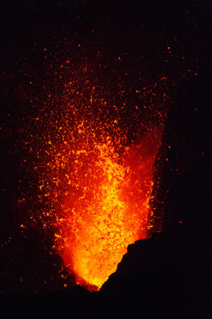 Lava spucken