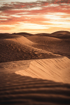 Sonnenuntergang in der Sahara W&uuml;ste bei M`Hamid in Marokko