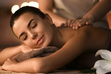 Photo sur Plexiglas Salon de massage Beautiful young woman receiving massage in spa salon
