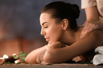 Raamstickers Mooie jonge vrouw die massage krijgt in de spa salon © Pixel-Shot