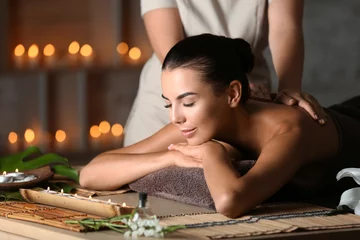 Schilderijen op glas Beautiful young woman receiving massage in spa salon © Pixel-Shot