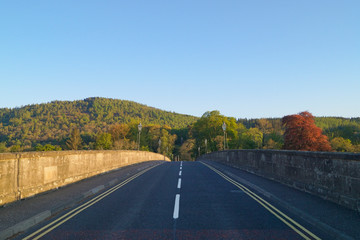 Obraz premium Die Straße auf der Dunkeld Bridge über den schottischen Fluß Tay