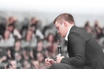 speaker discusses something with the journalist during the brief