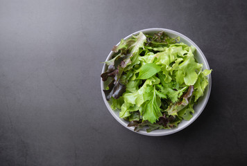 カレーライスにサラダやスープを添える