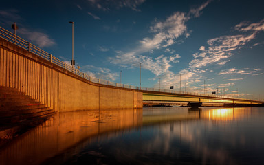 Obraz premium Loughor estuary road bridge Sunset and high tide at the bridge over the Loughor estuary linking Swansea to Llanelli in South Wales, UK