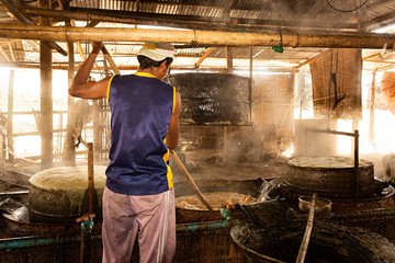 Hombre trabajando en fábrica de dulces de caramelo, Myanmar