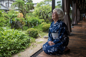 縁側でくつろぐ母