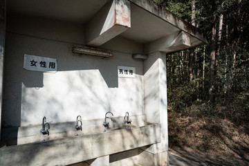 日本の山の中にある古いトイレ