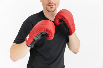 Photo closeup of caucasian man in t-shirt looking at camera while boxing in gloves