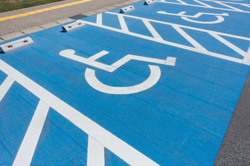 障害者用の駐車場の写真 / 車椅子専用駐車場