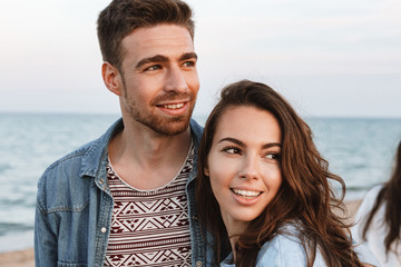 Obraz premium Beautiful young smiling couple spending time at the beach