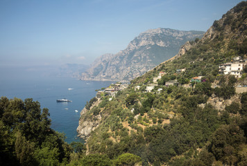 Obraz premium A view of the Amalfi Coast between Amalfi and Positano. Campania. Italy