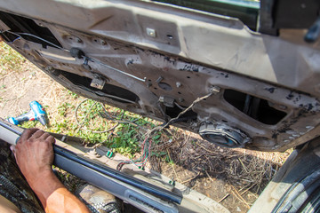Master dismantled the door to the car