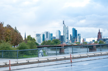 Fototapeta na wymiar Dom Banken Frankfurt Skyline Brücke Brania 