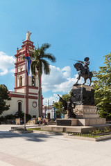 Kuba, Camagüey;   Der Park  " Ignacio Agramonte "  mit seiner Reiterstatue und die Kathedrale Metropolitana.