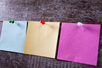 yellow sticky note on cork board