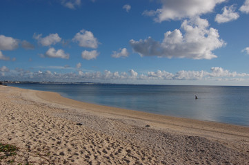 南国沖縄のエメラルドグリーンの海と白い砂浜