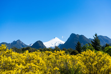 El volcán mas activo de la zona rodeado por montañas y la primavera llegando