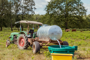 Oldtimer Traktor mit Wasserfass im Naturschutzgebiet © Lukas