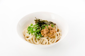 冷やしうどん（納豆、オクラのせ）