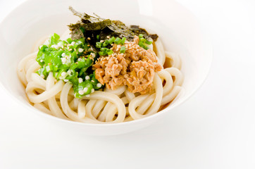 冷やしうどん（納豆、オクラのせ）