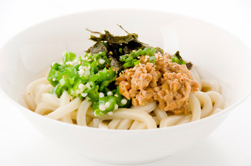 冷やしうどん（納豆、オクラのせ）