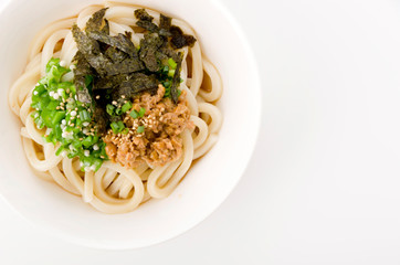 冷やしうどん（納豆、オクラのせ）