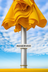 Im Urlaub zum entspannen ist ein Schirm am Strand reserviert