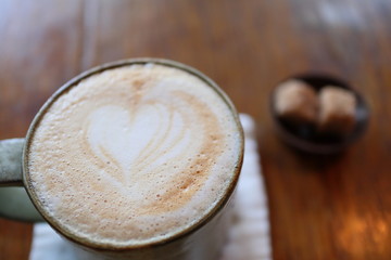 ハートのラテアートを施したカフェラテ