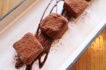 四角い皿に並べた四角いチョコレート