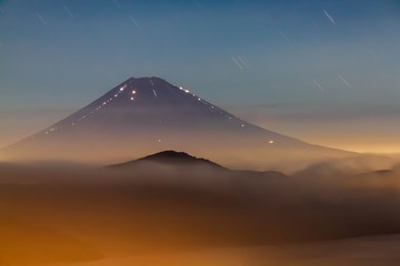 Fototapeta premium 箱根大観山から富士山の夜景