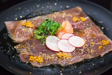 Plato de comida elegante negro ensalada