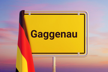 Gaggenau. Gelbes Schild/Ortsschild. Flagge von Deutschland hängt darüber. Himmel mit Sonnenuntergang oder Sonnenaufgang