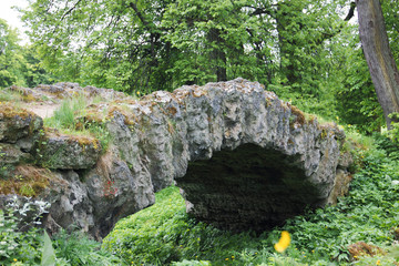 Obraz premium A stone bridge in Peterhof