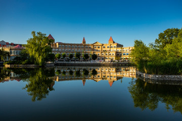 Naklejka premium china beijing old castle building over lake