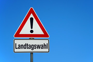 Landtagswahl mit Achtung Schild