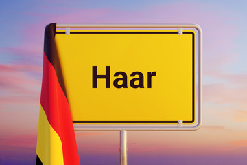 Haar. Gelbes Schild/Ortsschild. Flagge von Deutschland hängt darüber. Himmel mit Sonnenuntergang oder Sonnenaufgang