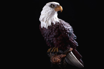 estatua de águila en fondo negro