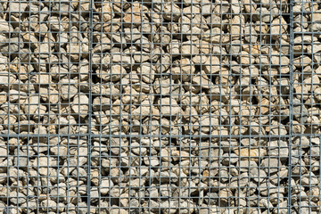 Sandsteinmauer mit Gabionen