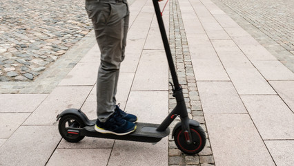 Elektroroller fährt auf einer Straße durch die Stadt