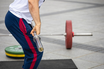 Obraz premium athlete warming up lifting the neck from the bar