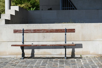 Banc publique avec architecture en arrière plan