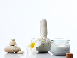 Obraz na płótnie Canvas Herbal compress and spa massage