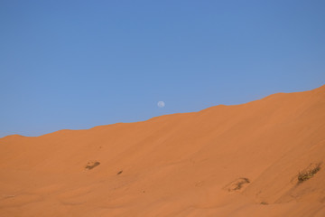 Atardecer en el desierto con luna llena